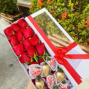 cajita de flores ventana y fresas