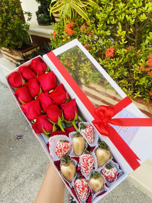 cajita de flores ventana y fresas